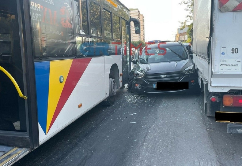 Άγρια καταδίωξη στη Θεσσαλονίκη – Κλεμμένο αυτοκίνητο έπεσε πάνω σε λεωφορείο