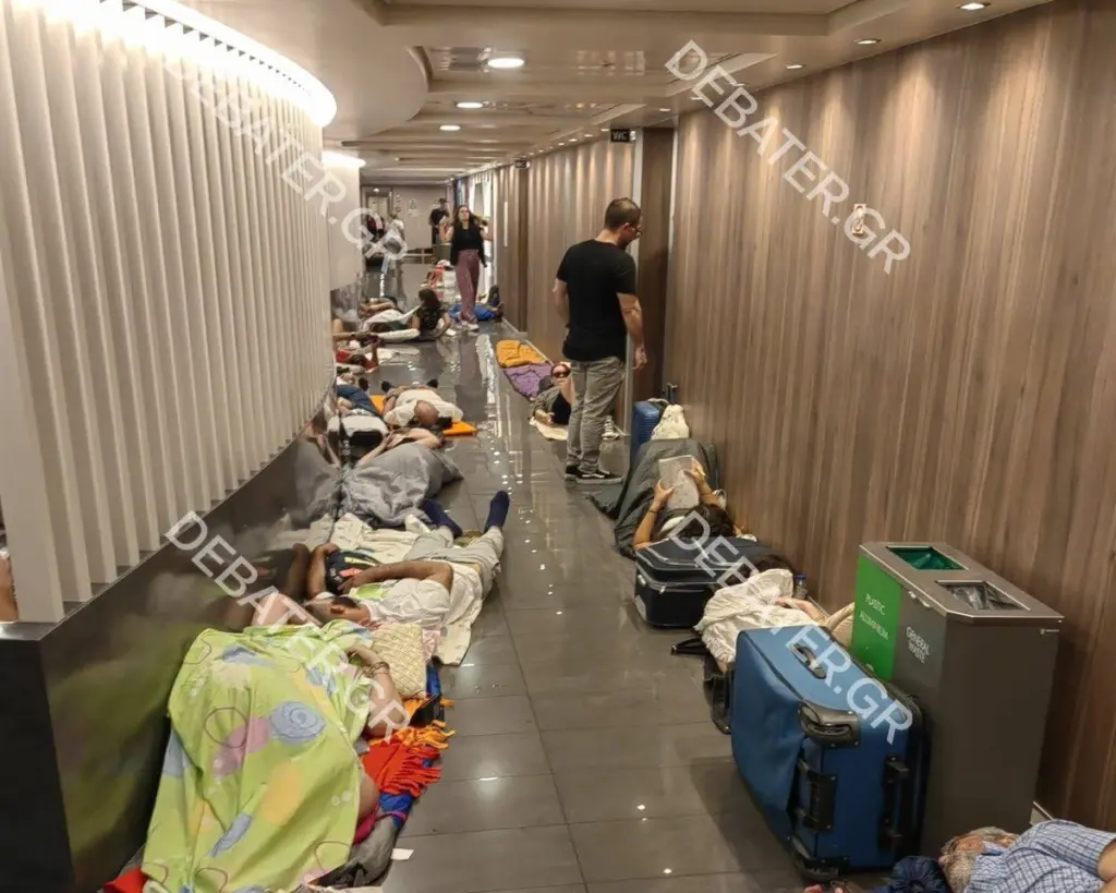 Καταγγελία για άθλιες συνθήκες σε ταξίδι από Πειραιά προς Μυτιλήνη: «12 ώρες δε λειτουργεί το κλιματιστικό. Στα πατώματα οι επιβάτες» (pic+vid)