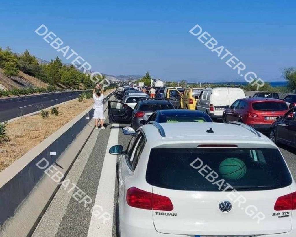 «Βράζουν» οι εγκλωβισμένοι οδηγοί στην Εθνική Αθηνών-Κορίνθου – «Όποτε συμβαίνει κάτι σοβαρό βλέπετε πόσο άχρηστοι είναι»