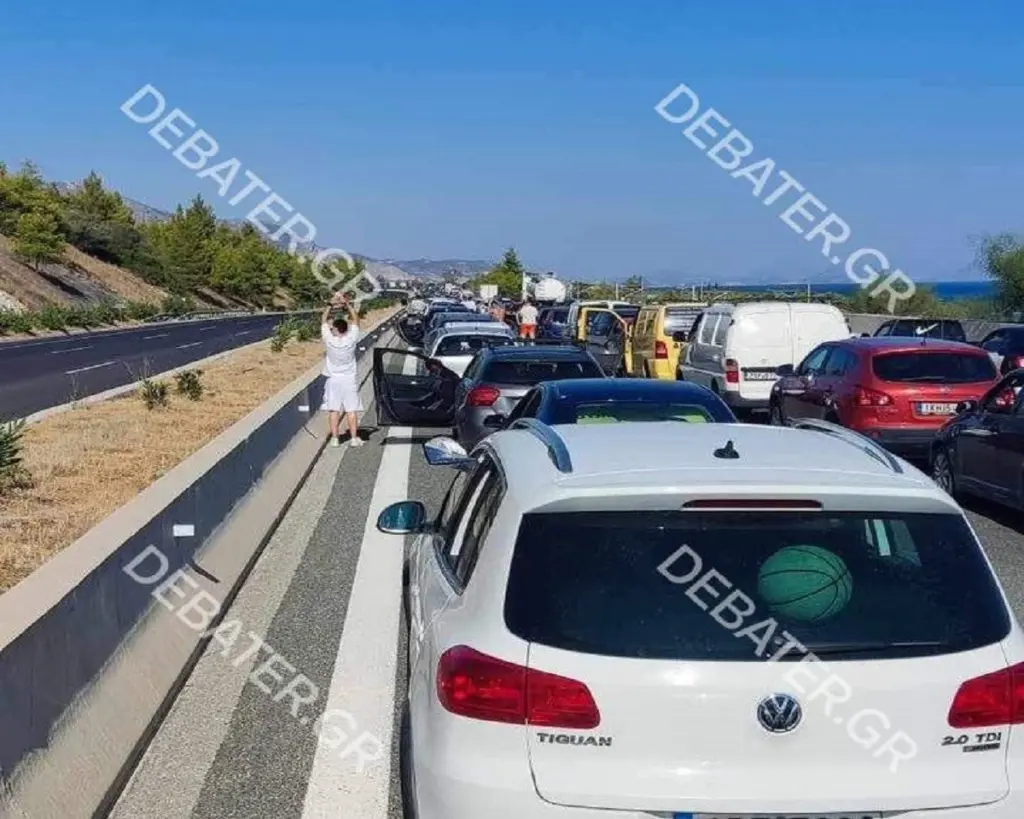 «Βράζουν» οι εγκλωβισμένοι οδηγοί στην Εθνική Αθηνών-Κορίνθου – «Όποτε συμβαίνει κάτι σοβαρό βλέπετε πόσο άχρηστοι είναι»