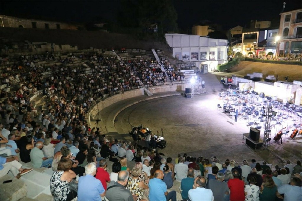 Ιστορική στιγμή για την Λάρισα – Μετά από 22 αιώνες θεατές στο Αρχαίο Θέατρο