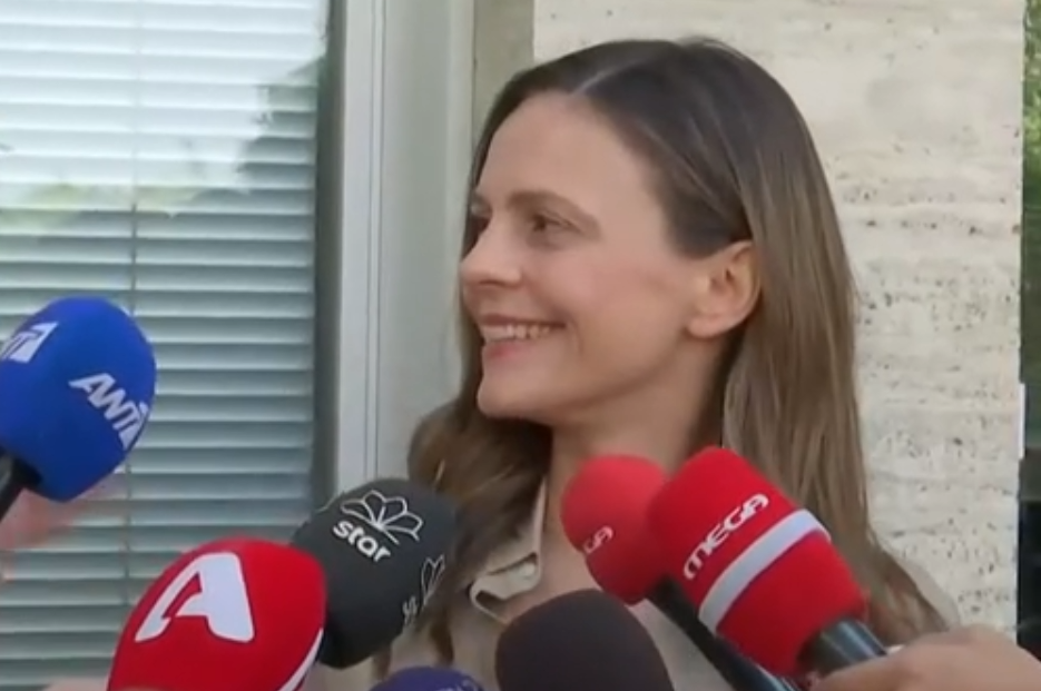 Έφη Αχτσιόγλου: Χαλαρή βόλτα με τον γιο της στο παρά πέντε των εκλογών (vid)