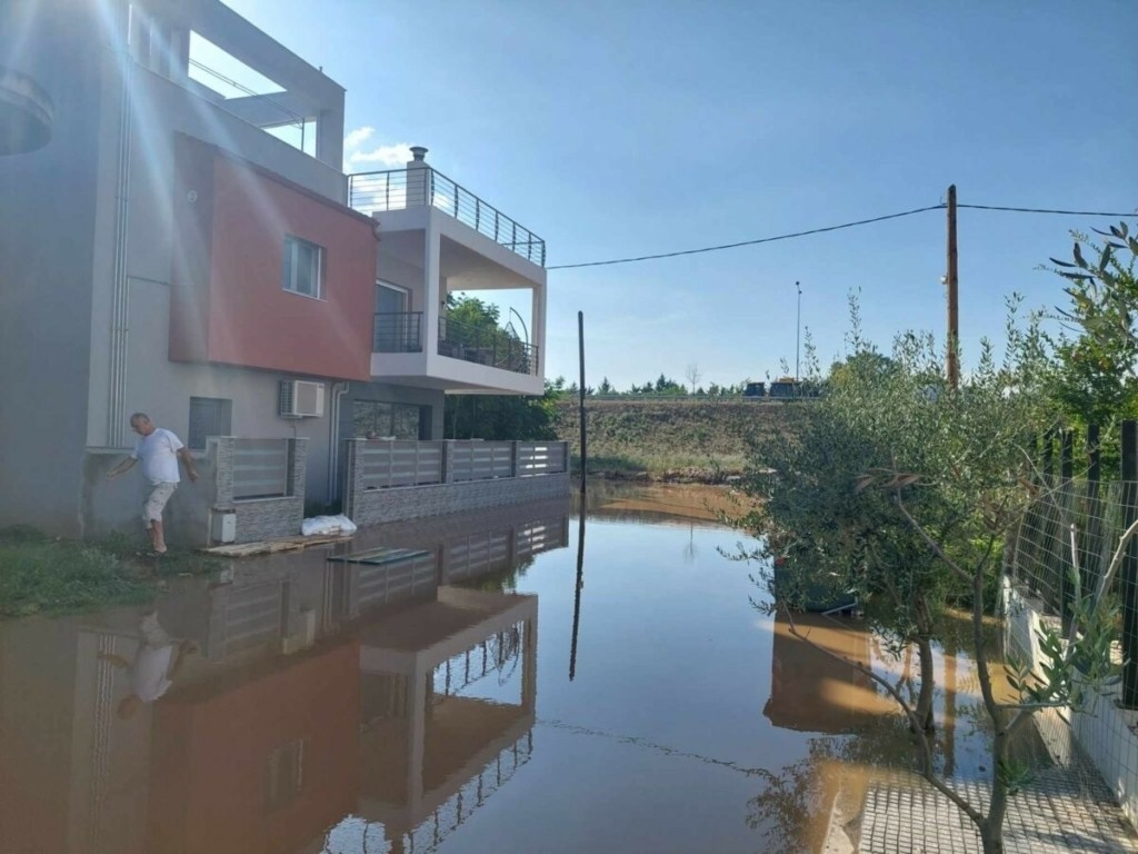 «Βουλιάζει» η Λάρισα – Αυξάνεται η στάθμη του νερού – Απομακρύνονται οι κάτοικοι στον Ιπποκράτη