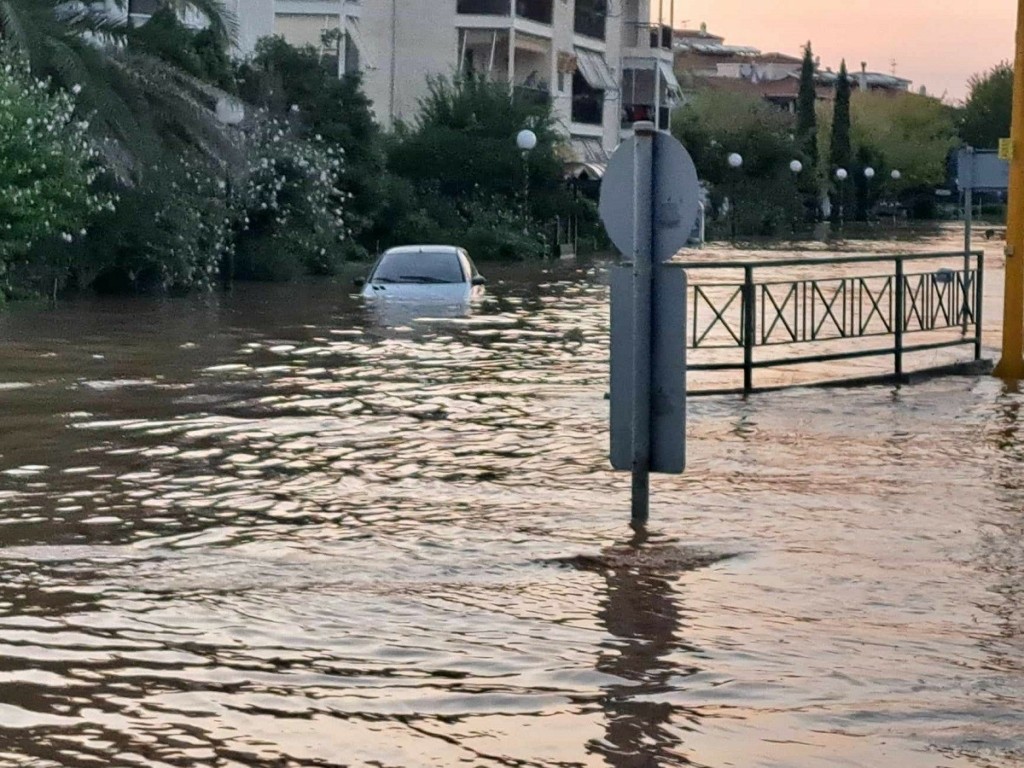 Νύχτα θρίλερ και πάλι στη Λάρισα – Συνεχίζει να φουσκώνει ο Πηνειός – Δραματικές διασώσεις (pics&vids)
