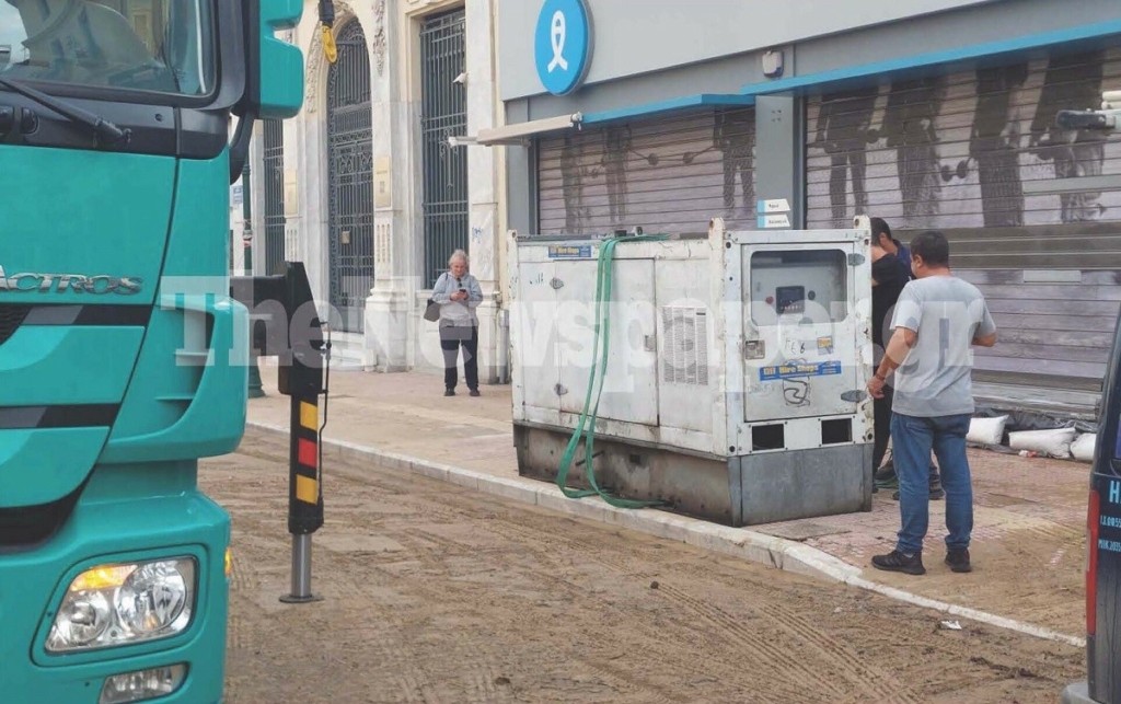 Βόλος: Στήνουν γεννήτριες για να δώσουν ρεύμα στην πόλη (pics)