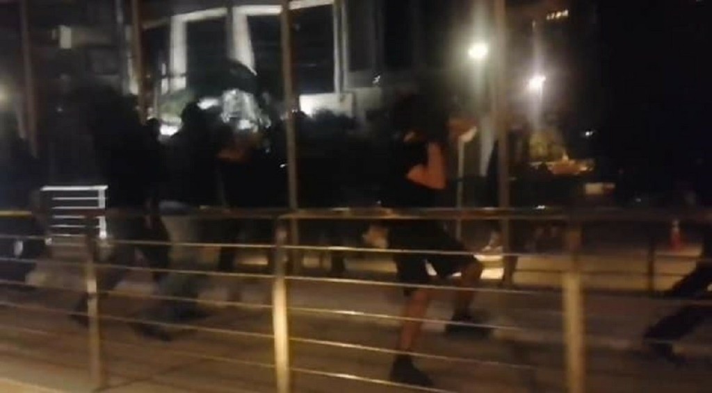 Ρουβίκωνας: Επίθεση με βαριοπούλες στα κεντρικά γραφεία της Blue Horizon