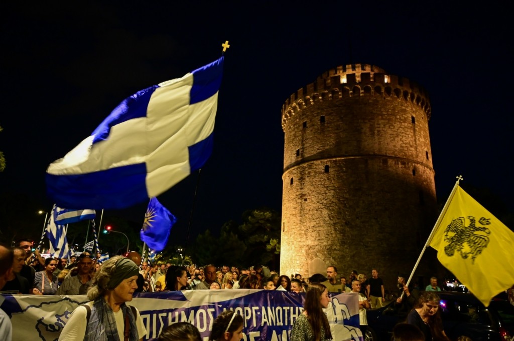 «Όχι στο τσιπάκι και στον Αντίχριστο των νέων ταυτοτήτων» – Πορεία των αρνητών στους δρόμους της Θεσσαλονίκης (pics)