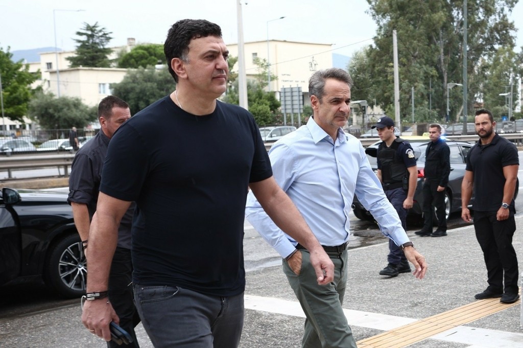 Ένταση έξω από το Δημαρχείο Βόλου με πολίτες  για την παρουσία Μητσοτάκη