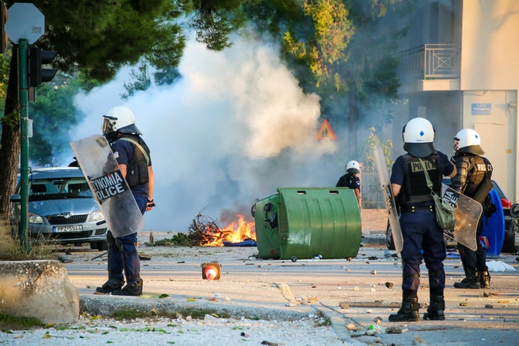 Λάρισα: Χημικά και κρότου λάμψης σε διαμαρτυρία με αφορμή την επίσκεψη Μητσοτάκη (vids)