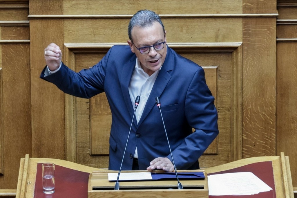 Ανέβηκαν οι τόνοι στη Βουλή – Γεωργιάδης σε Φάμελλο: «Κάποτε θα πρέπει να ζήσετε στον πραγματικό κόσμο»