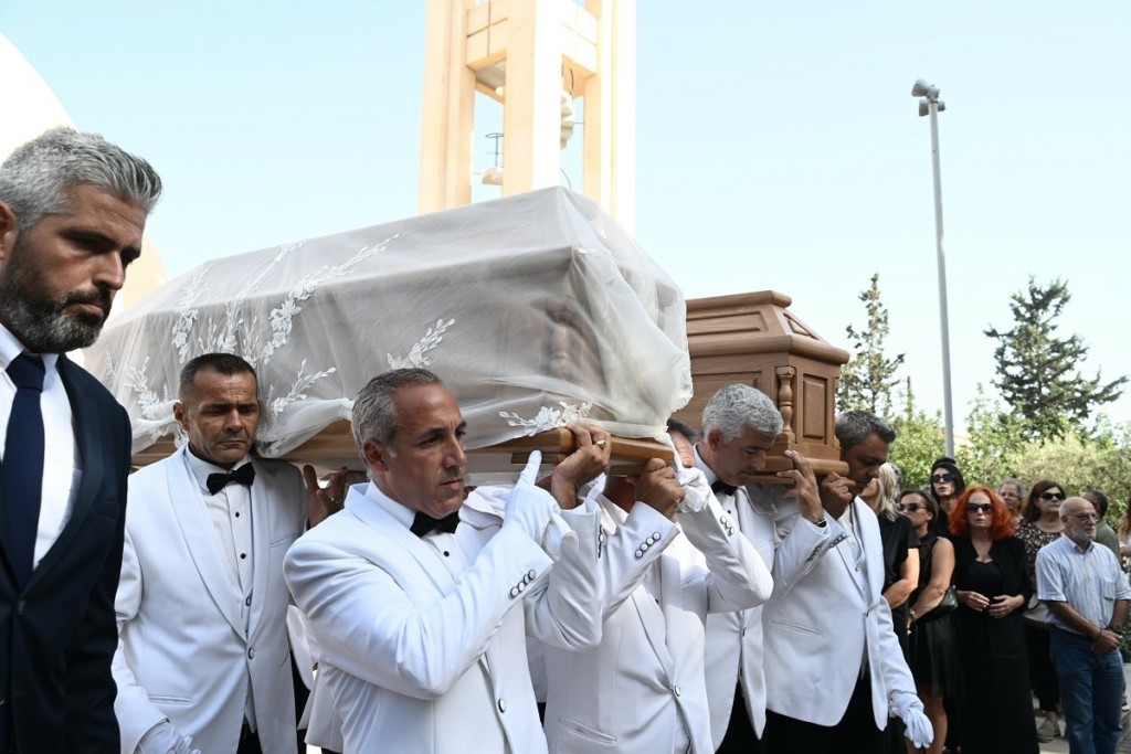 Ράγισαν οι πέτρες στην κηδεία των διερμηνέων της μοιραίας ελληνικής αποστολής στη Λιβύη