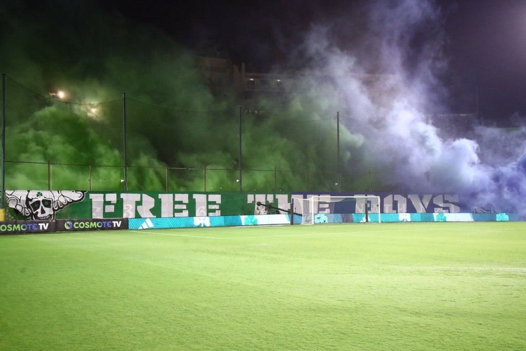 Πανό πρόκληση για τους Bad Blue Boys από οπαδούς του Παναθηναϊκού – Αποχώρησε προσωρινά η ΑΕΚ