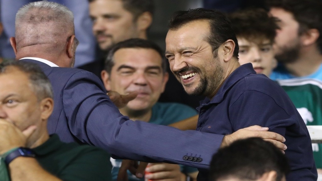 Παρών τελικά στο Παναθηναϊκός-ΑΕΚ ο Αλέξης Τσίπρας – Τα χαμόγελα με Παππά