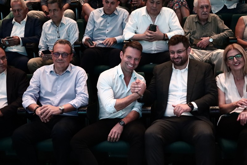 Αποθεώθηκε ο Κασσελάκης στην εκδήλωση Ζαχαριάδη – «Θεατές» Φίλης – Ηλιόπουλος
