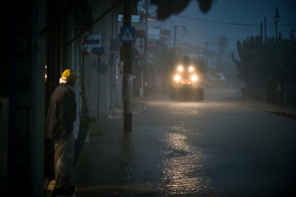Βόλος: Πάνω από 300 απεγκλωβισμοί από την Πυροσβεστική – Επιχειρούν ΕΜΑΚ και στρατός
