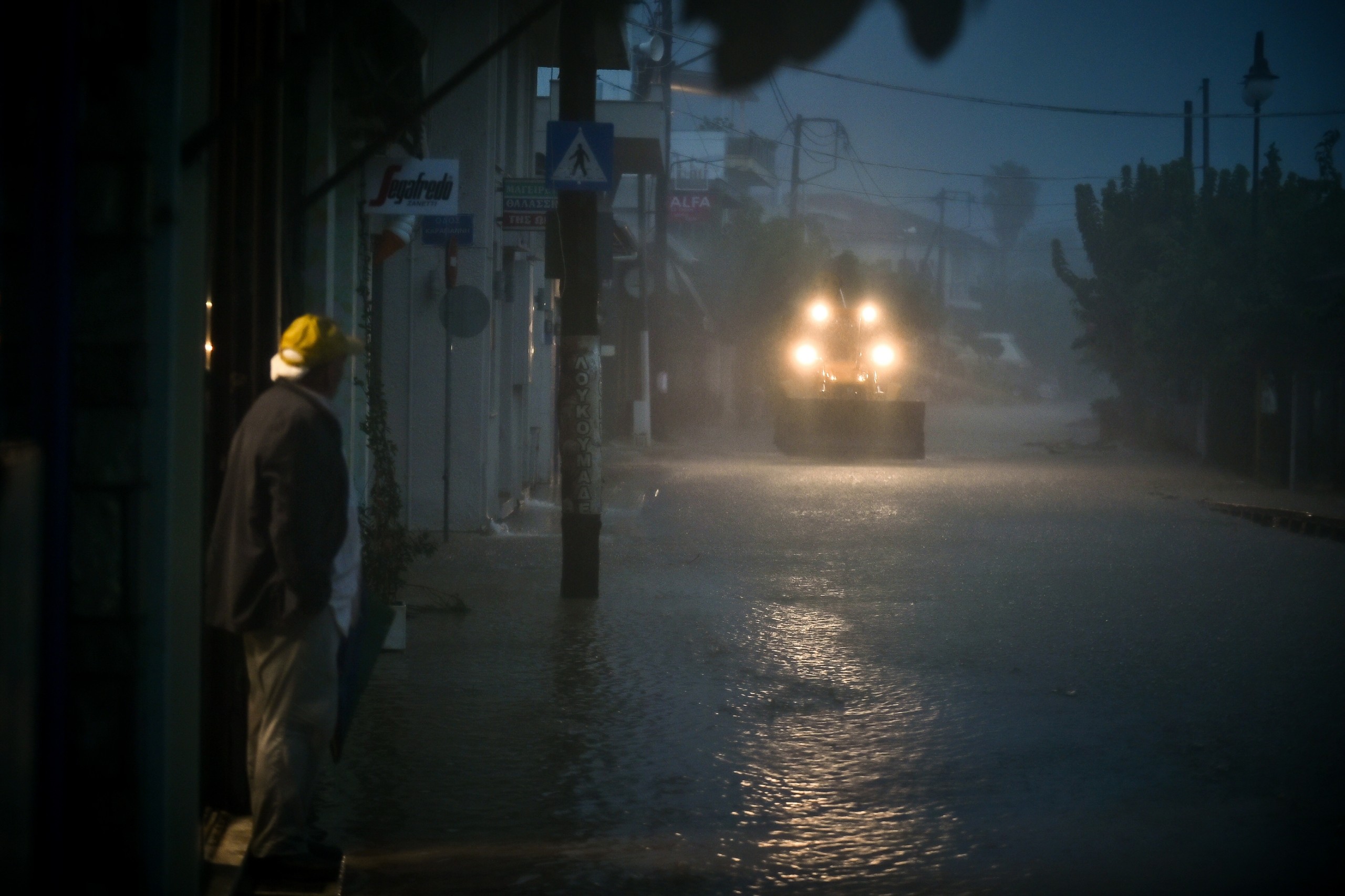 Βόλος: Πάνω από 300 απεγκλωβισμοί από την Πυροσβεστική – Επιχειρούν ΕΜΑΚ και στρατός