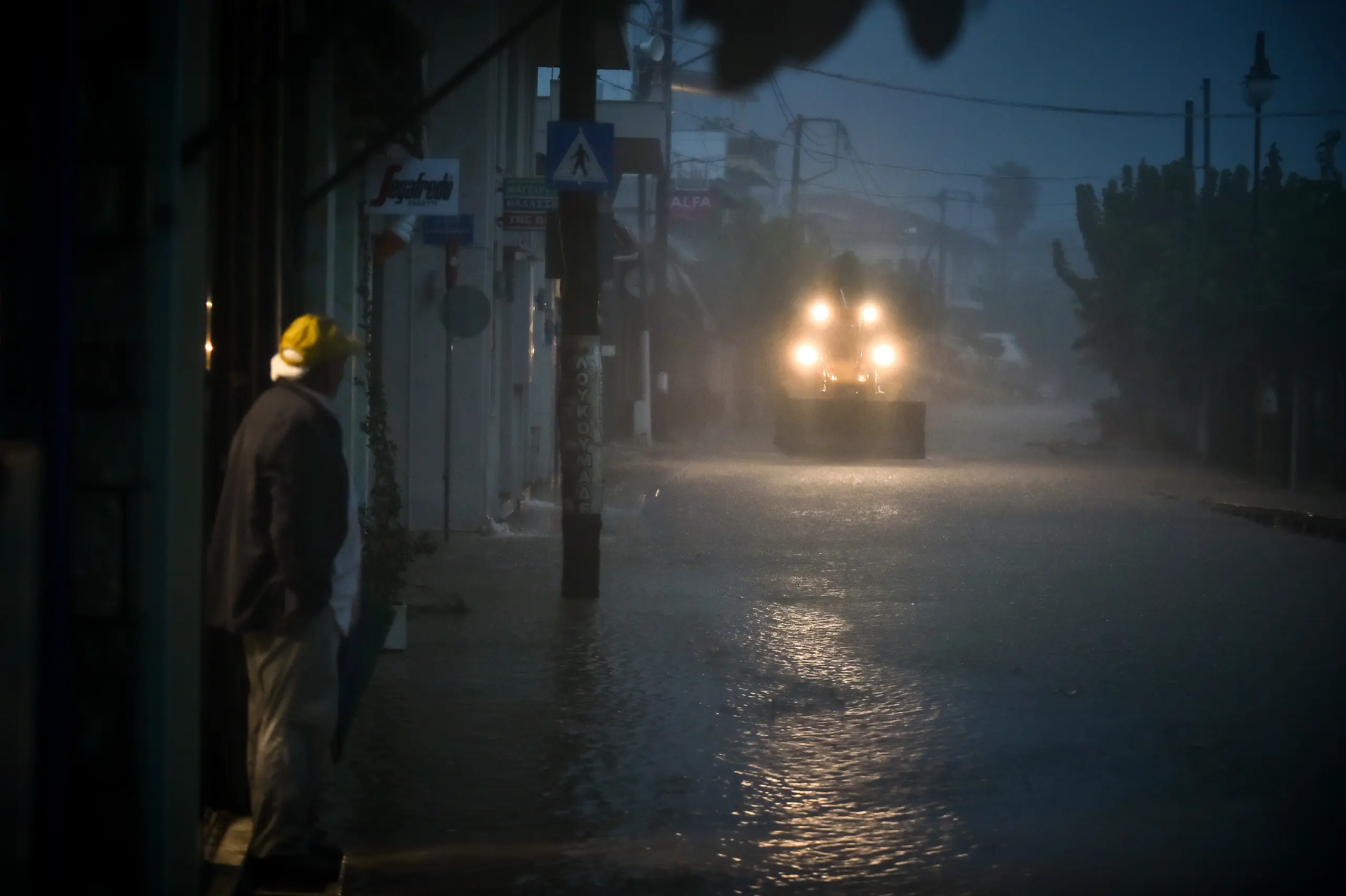 Βόλος: Πάνω από 300 απεγκλωβισμοί από την Πυροσβεστική – Επιχειρούν ΕΜΑΚ και στρατός