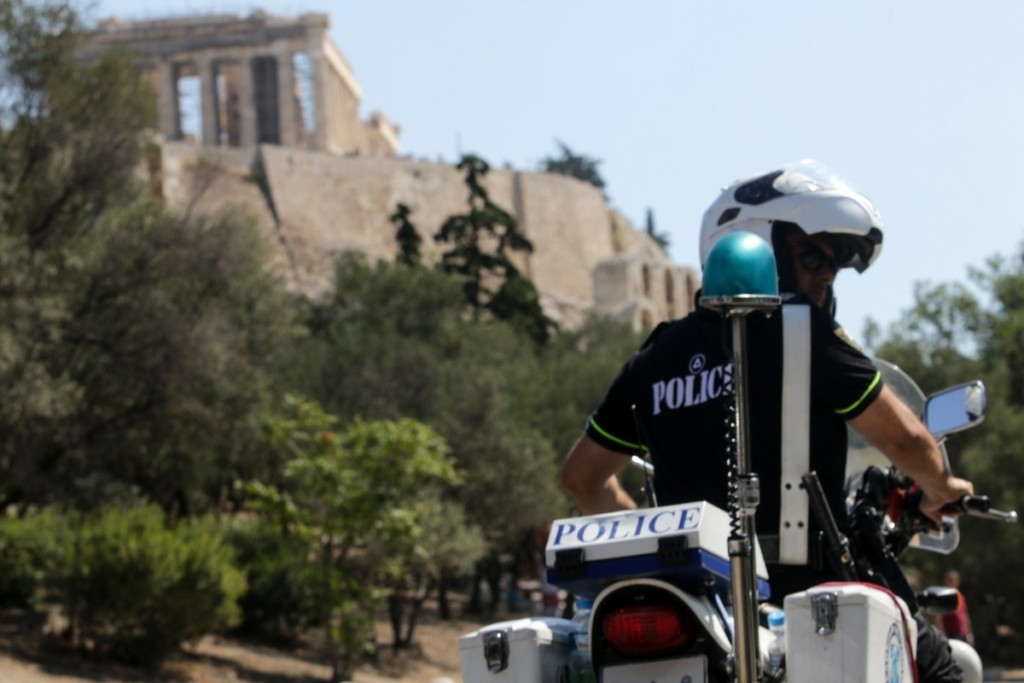 Τρόμος για 15χρονες στην Ακρόπολη – Τις λήστεψαν με αιχμηρό αντικείμενο