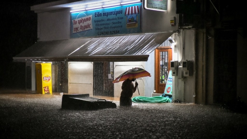 Εφιαλτική νύχτα σε Βόλο και Καρδίτσα – Εγκλωβισμένες οικογένειες σε ταράτσες – Στο «στόχαστρο» η Αττική την Πέμπτη