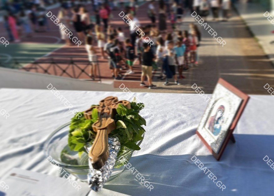Πρώτο κουδούνι σήμερα για τα σχολεία – Χαμόγελα και φωτεινά πρόσωπα στον αγιασμό (pics)