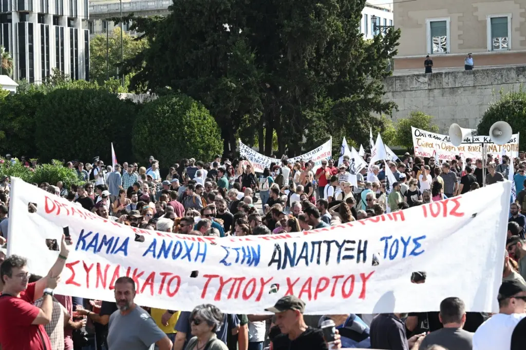 Απεργία: Κλειστοί δρόμοι στο κέντρο της Αθήνας – “Έμφραγμα” από τις συγκεντρώσεις (pics)