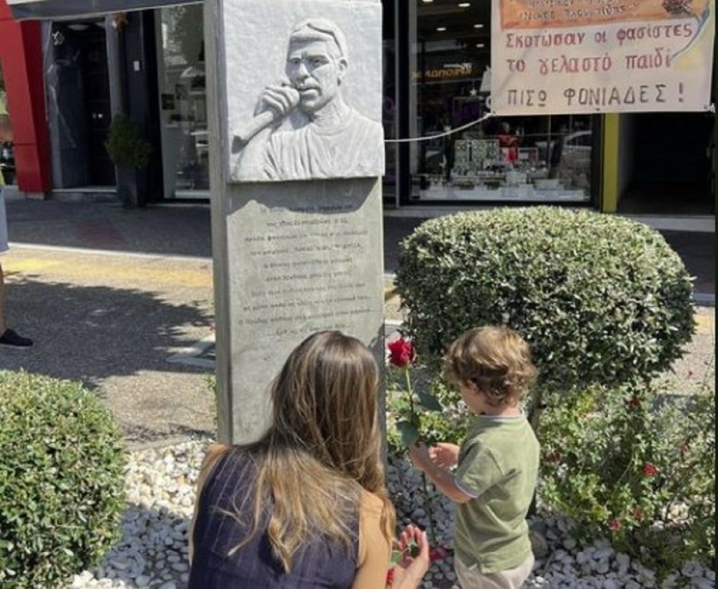 Επισκέφτηκε το μνημείο του Παύλου Φύσσα στο Κερατσίνι η Αχτσιόγλου