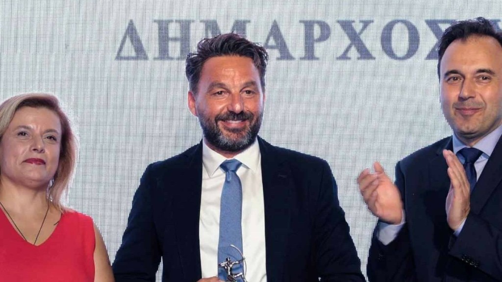Ο δήμαρχος Χάλκης, Ευάγγελος Φραγκάκης πήρε το «χρυσό» στα OTA Awards – Η συνάντηση με τον πρωθυπουργό
