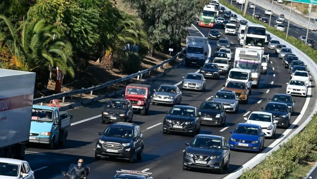 Επιστροφή εκδρομέων: Αυξημένη κίνηση στην Αθηνών-Κορίνθου – Πάνω από 58.000 οχήματα επέστρεψαν στην Αττική