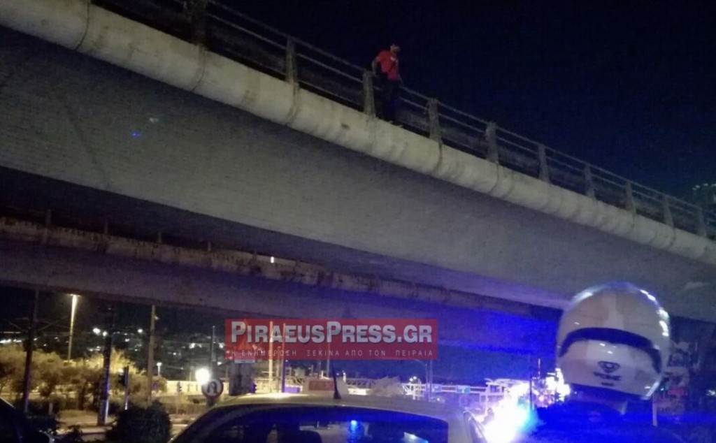 Θρίλερ στο Νέο Φάληρο με άνδρα που απειλούσε να πέσει από τη γέφυρα του «Γ. Καραϊσκάκης» – Μαρτυρία στο DEBATER