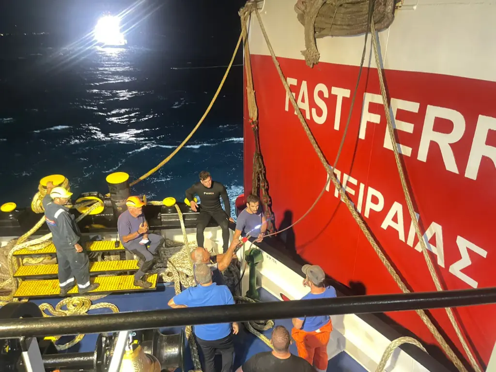 Ραφήνα: Η στιγμή που το Fast Ferries Andros δένει στο λιμάνι – 18 ώρες ταλαιπωρίας για 731 επιβάτες