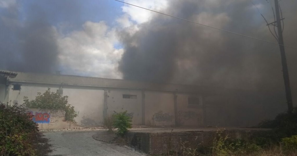 Φωτιά σε εγκαταλελειμμένο εργοστάσιο στην Κομοτηνή – Μήνυμα του 112