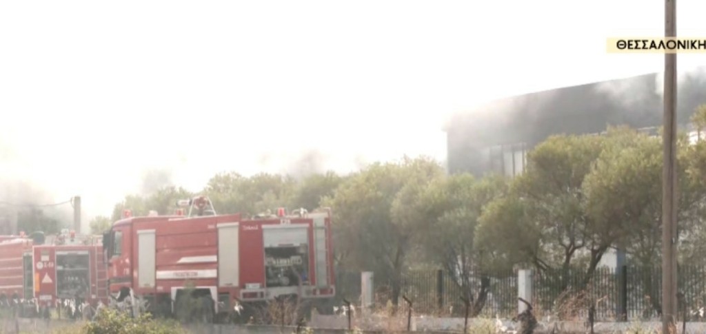 Μεγάλη φωτιά σε εργοστάσιο με εύφλεκτα υλικά στο Καλοχώρι Θεσσαλονίκης – Πληροφορίες για έναν τραυματία