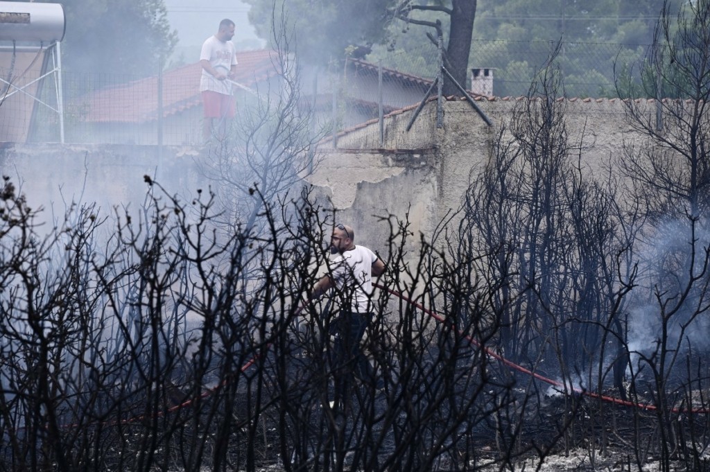 Προσαγωγή υπόπτου για τη φωτιά στην Σταμάτα – Ποιοι δρόμοι είναι κλειστοί – Ενισχύθηκαν οι δυνάμεις της Πυροσβεστικής