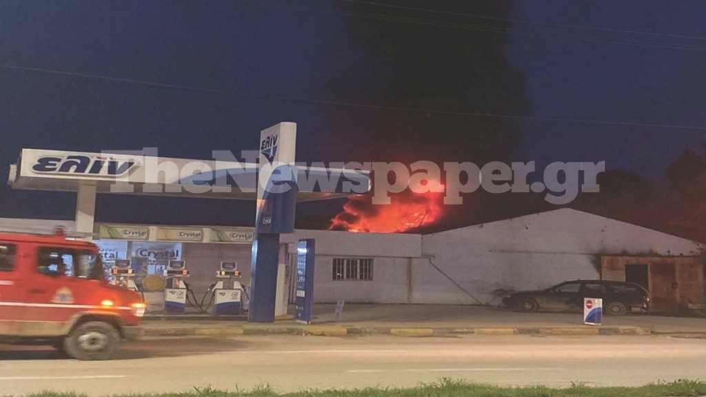 Φωτιά τώρα σε αποθήκη στον Βόλο – Κινδυνεύει βενζινάδικο
