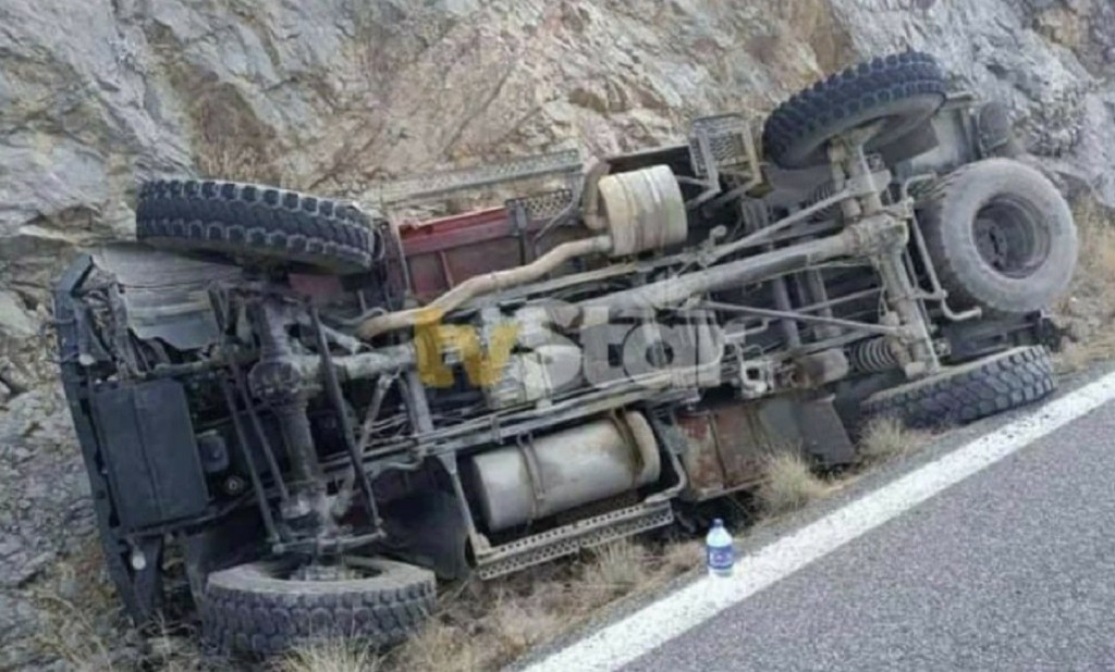 Σοβαρό τροχαίο στην Ιτέα – Πυροσβεστικό όχημα έπεσε στα βράχια