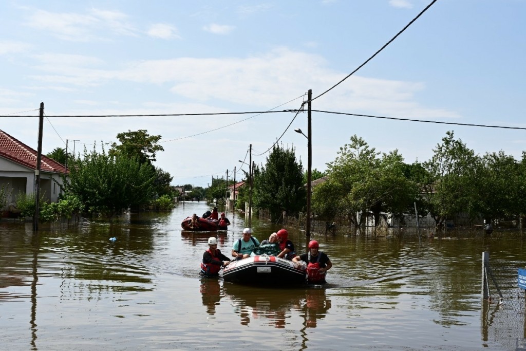 Πληροφορίες για αγνοούμενους στη Μεταμόρφωση Καρδίτσας – Μεγάλη επιχείρηση με βάρκες για τον εντοπισμό τους (vid)
