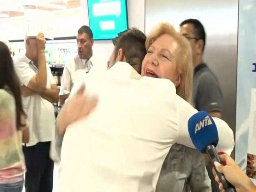 Εκλογές ΣΥΡΙΖΑ: Στην Ελλάδα η μητέρα του Στέφανου Κασσελάκη – «Είμαι πολύ περήφανη»