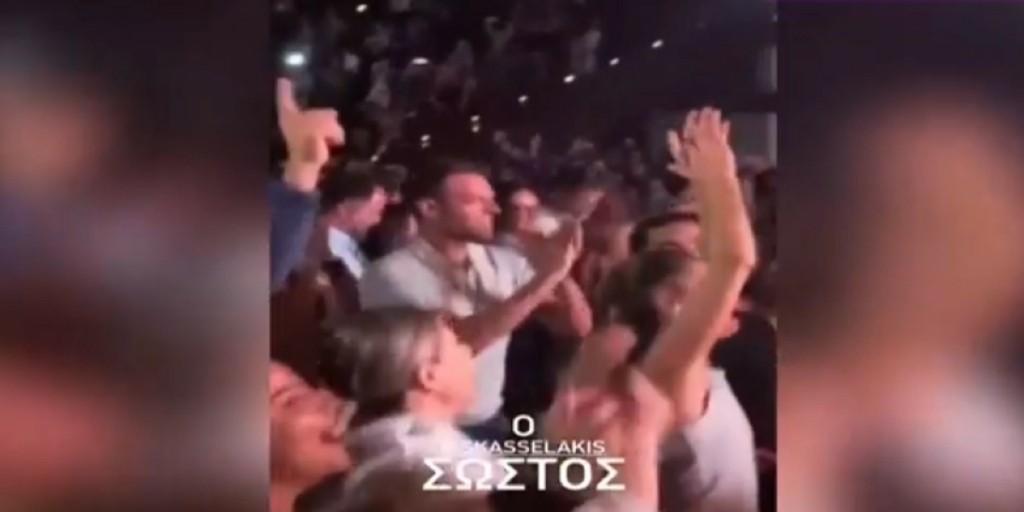 Ο Στέφανος Κασσελάκης το έριξε… έξω – Ο ξέφρενος χορός στη συναυλία – αφιέρωμα στον Λουκιανό Κηλαηδόνη (vid)