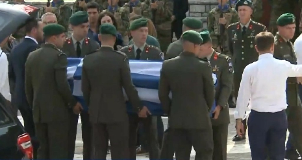 Σπαραγμός στην κηδεία του 27χρονου Γιώργου Βούλγαρη που σκοτώθηκε στη Λιβύη
