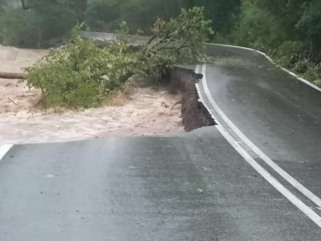 Εικόνες Αποκάλυψης στην Εύβοια: Κόπηκε στη μέση ο δρόμος