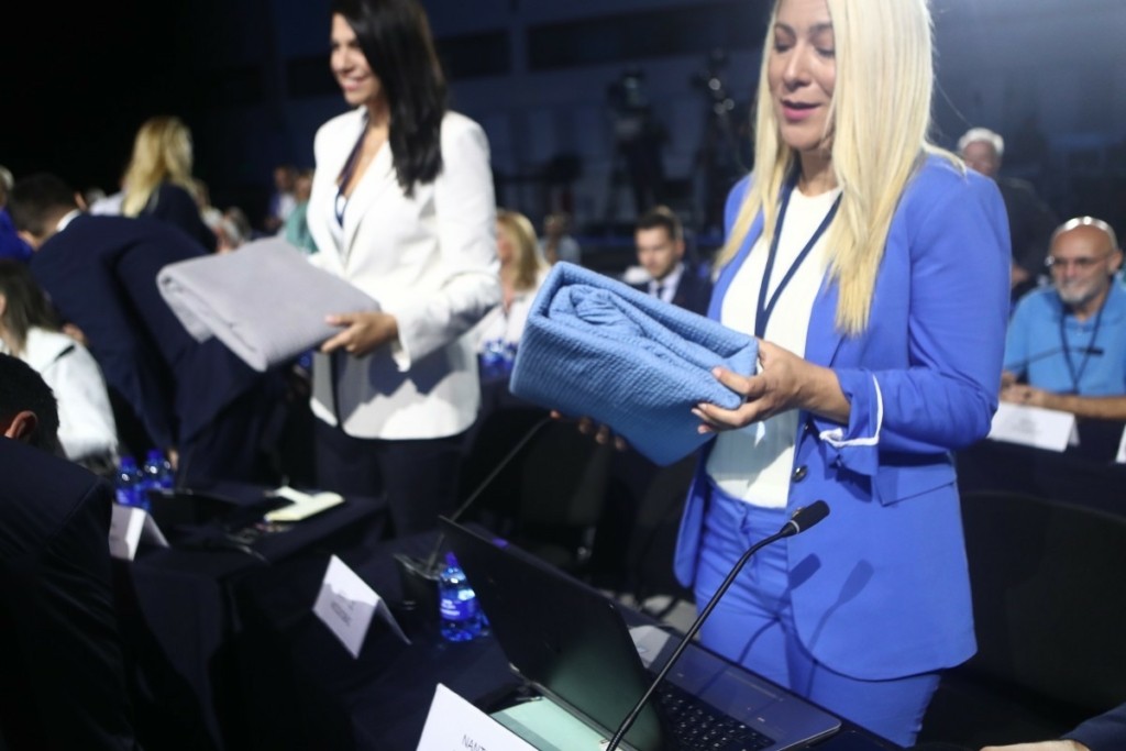 Γιατί μοίρασαν κουβέρτες και γάντια στους δημοσιογράφους πριν τη συνέντευξη Τύπου του Κυριάκου Μητσοτάκη (pics)