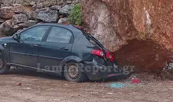 Λαμία: Βράχος καταπλάκωσε αυτοκίνητο έξω από Μοναστήρι (pic)