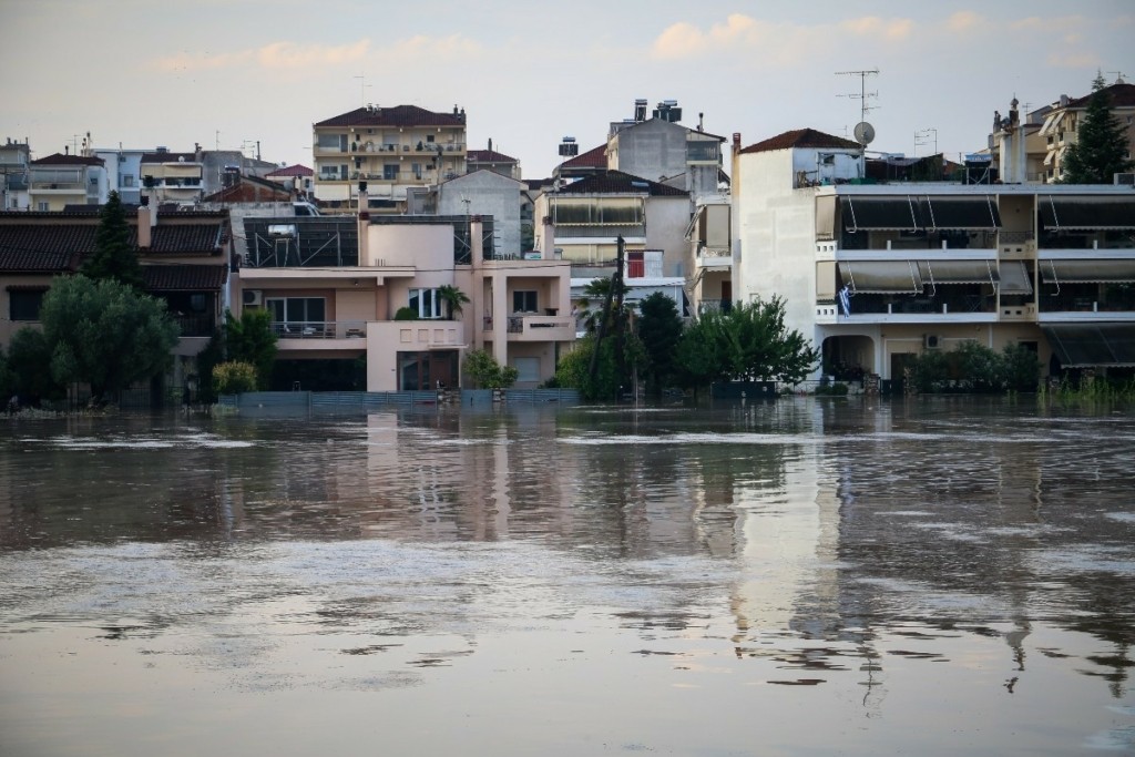 Σε κατάσταση συναγερμού η Λάρισα καθώς “φουσκώνει” ο Πηνειός – Αγωνία κάτω από τις λάσπες σε Καρδίτσα και Τρίκαλα (vid)