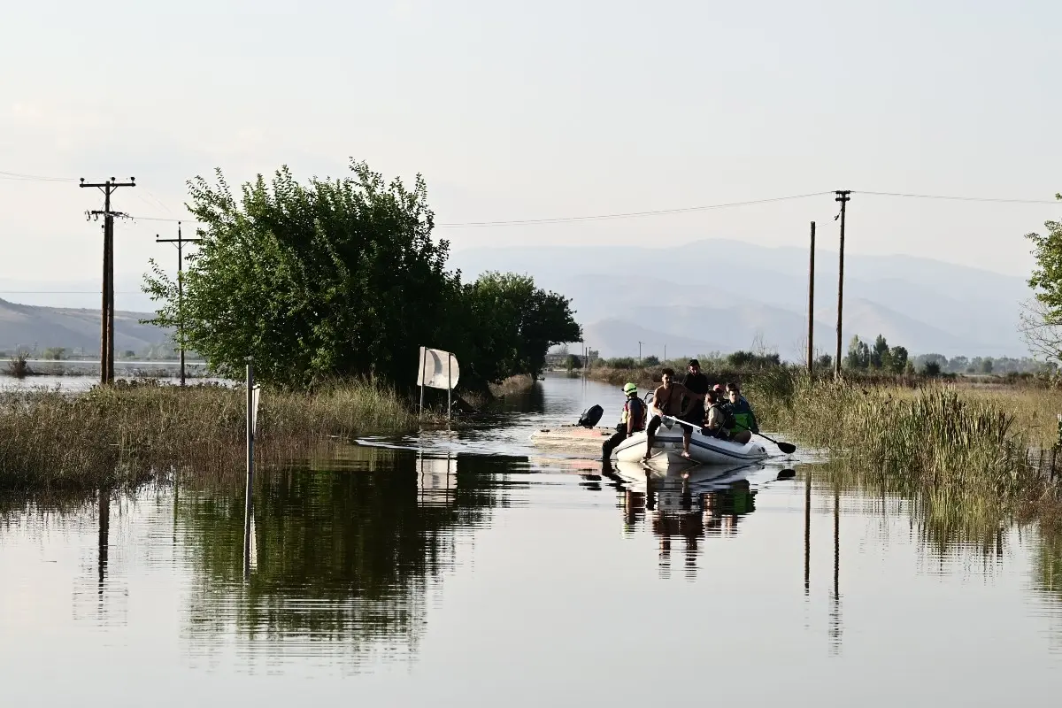 Γιάννουλη Λάρισας: Τέλος η περιπέτεια για τα 8 άτομα από τις σωσίβιες λέμβους που αναποδογύρισαν