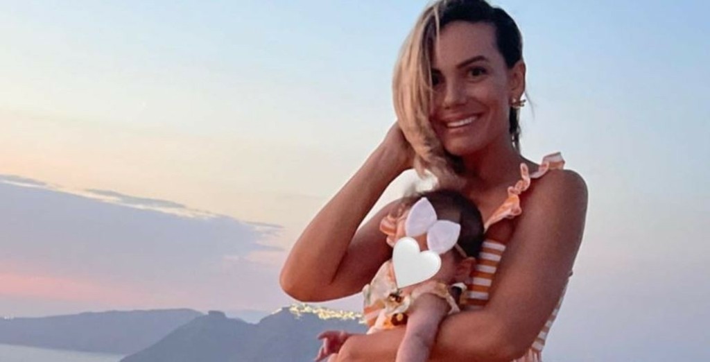 Η κόρη της Ιωάννας Μαλέσκου έγινε τεσσάρων μηνών – Οι φωτογραφίες από τις διακοπές τους στη Σαντορίνη