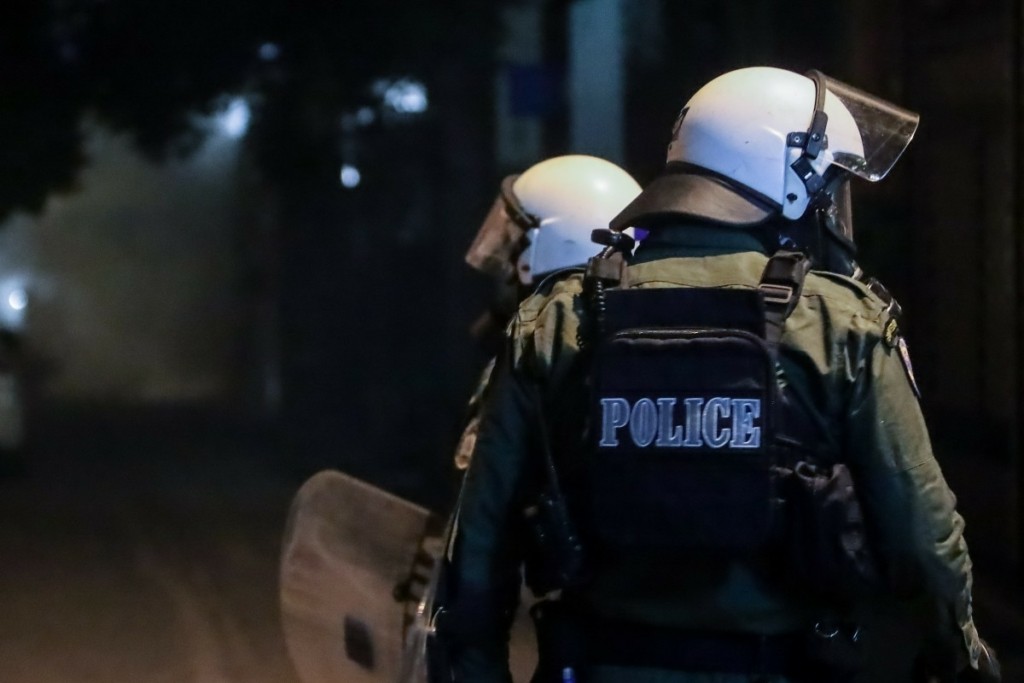 Επίθεση με πέτρες σε διμοιρία των ΜΑΤ στα Εξάρχεια
