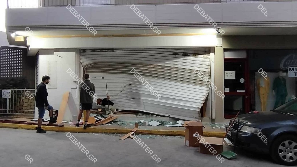 Μπούκαραν με αγροτικό σε κοσμηματοπωλείο στα Μέγαρα και το άδειασαν (pic)