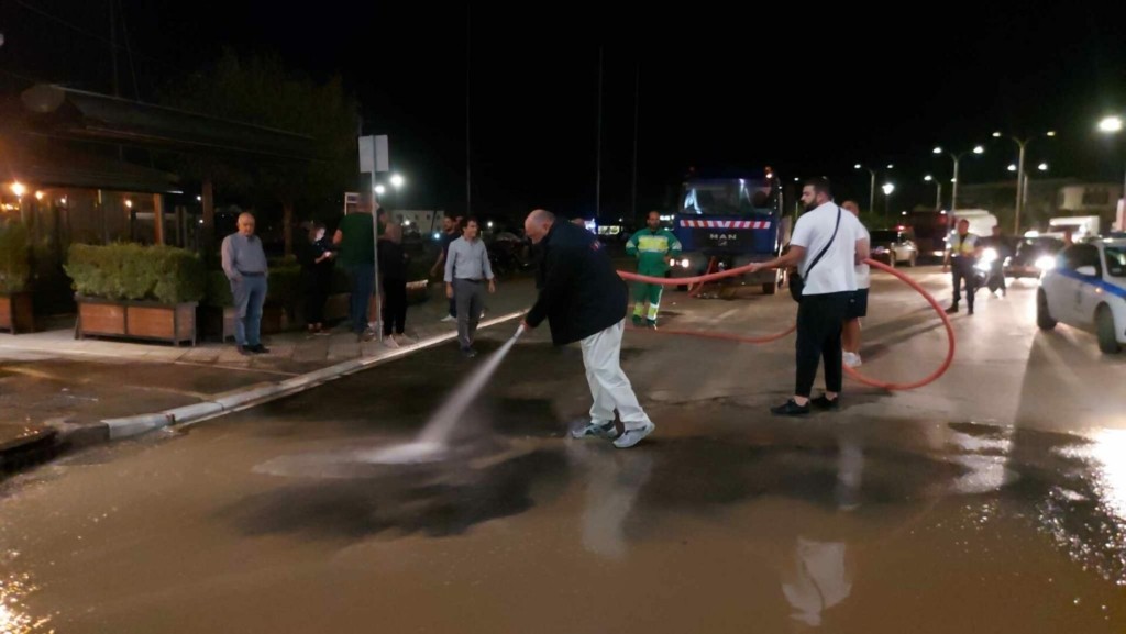 Βόλος: Ο Μπέος με μάνικα καθαρίζει τους δρόμους από τις λάσπες (vid)