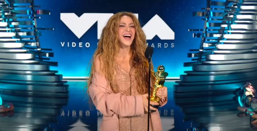 Εκτυφλωτική η Σακίρα στα MTV VMA 2023 – Τιμήθηκε με το βραβείο «Michael Jackson Video Vanguard» (pic&vids)