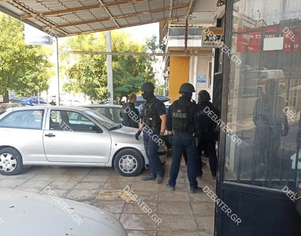 Θρίλερ στο Νέο Κόσμο με άνδρα που είχε “ταμπουρωθεί” σπίτι του – Μαρτυρίες ότι ήταν οπλισμένος (pics&vid)